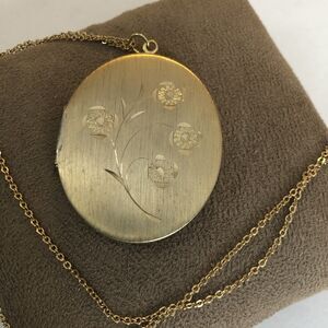 Vintage Flower Engraved Gold tone Hinged Oval Pic Locket Pendant 18" Necklace